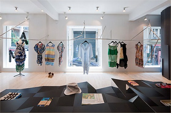 如何進(jìn)行女性服裝店裝修？